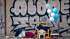 Un hombre duerme en la calle en Madrid