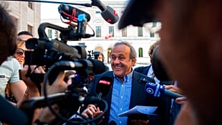 Экс-глава УЕФА Мишель Платини у здания Федерального суда Швейцарии после вынесения оправдательного приговора, 8 июля 2022 г. 