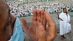 حجاج في بيت الله الحرام