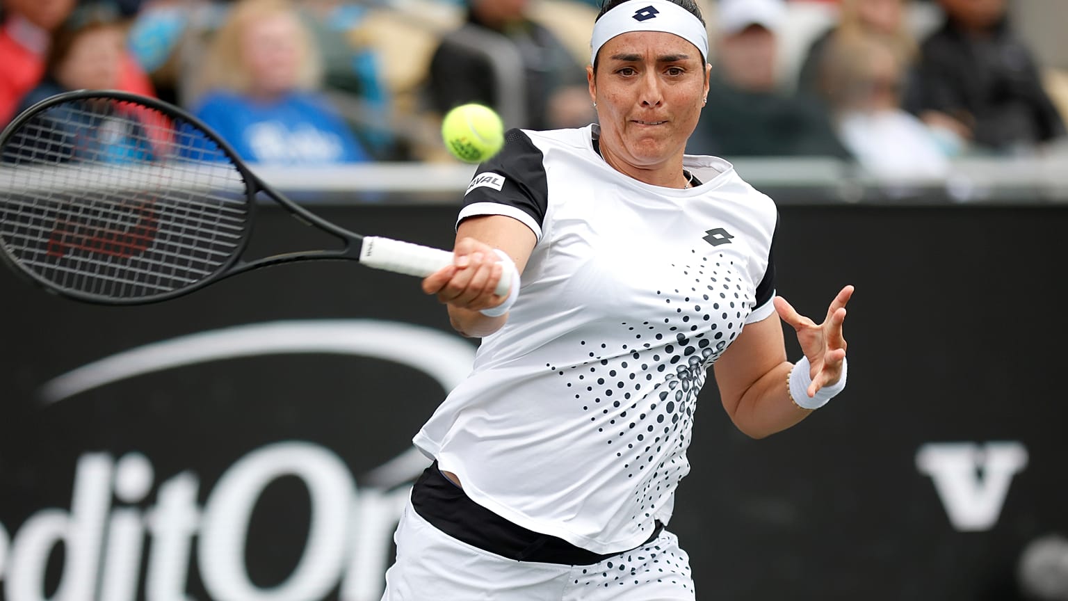 Ons Jabeur, no jogo das meias-finais do torneio Wimbledon.