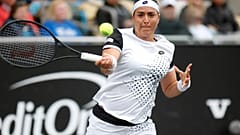 Ons Jabeur, no jogo das meias-finais do torneio Wimbledon.