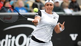 Ons Jabeur, no jogo das meias-finais do torneio Wimbledon.