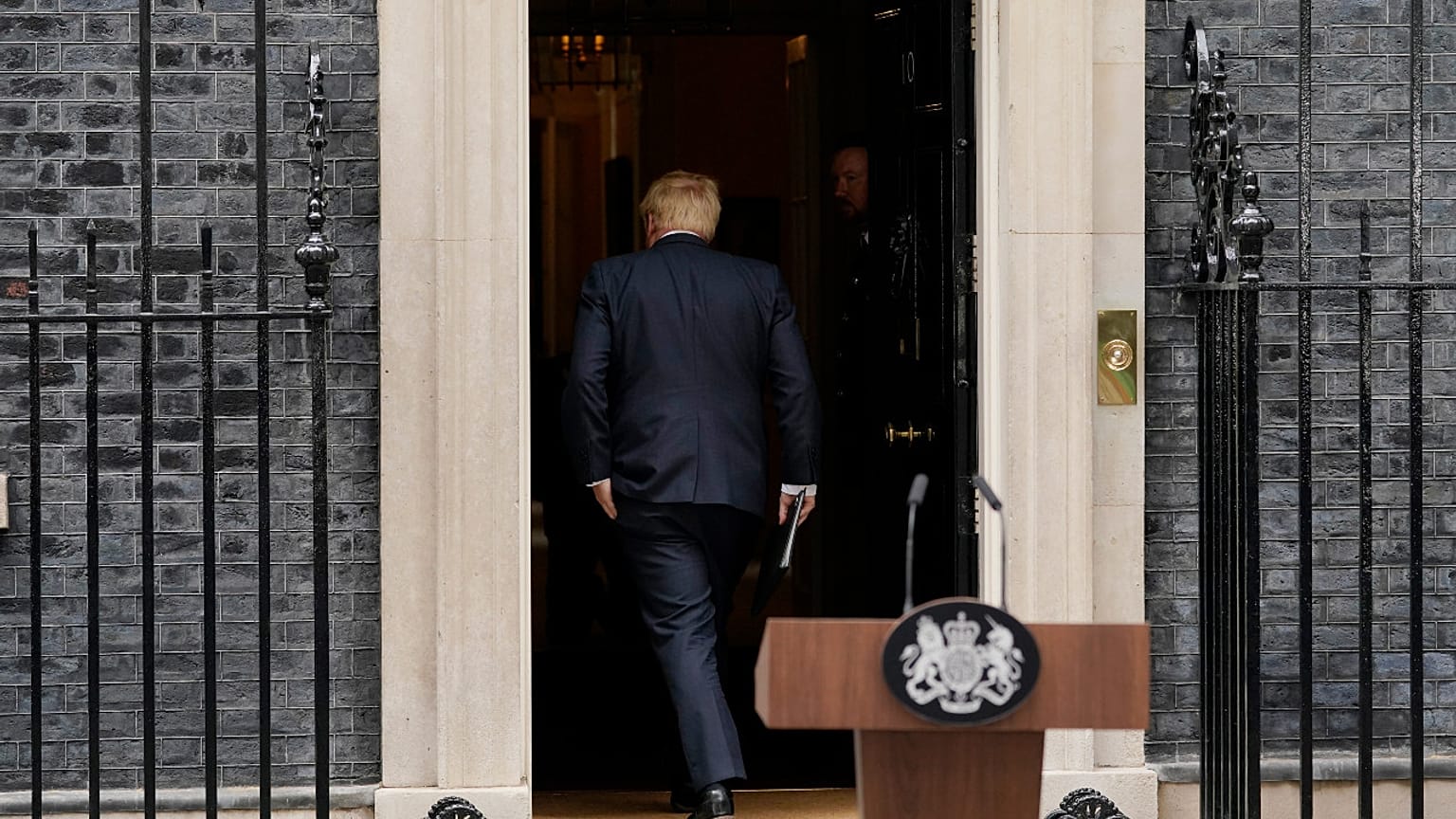 Boris Johnson poussé vers la sortie