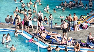 Menschen im Freibad in Gelsenkirchen, 29.08.2017