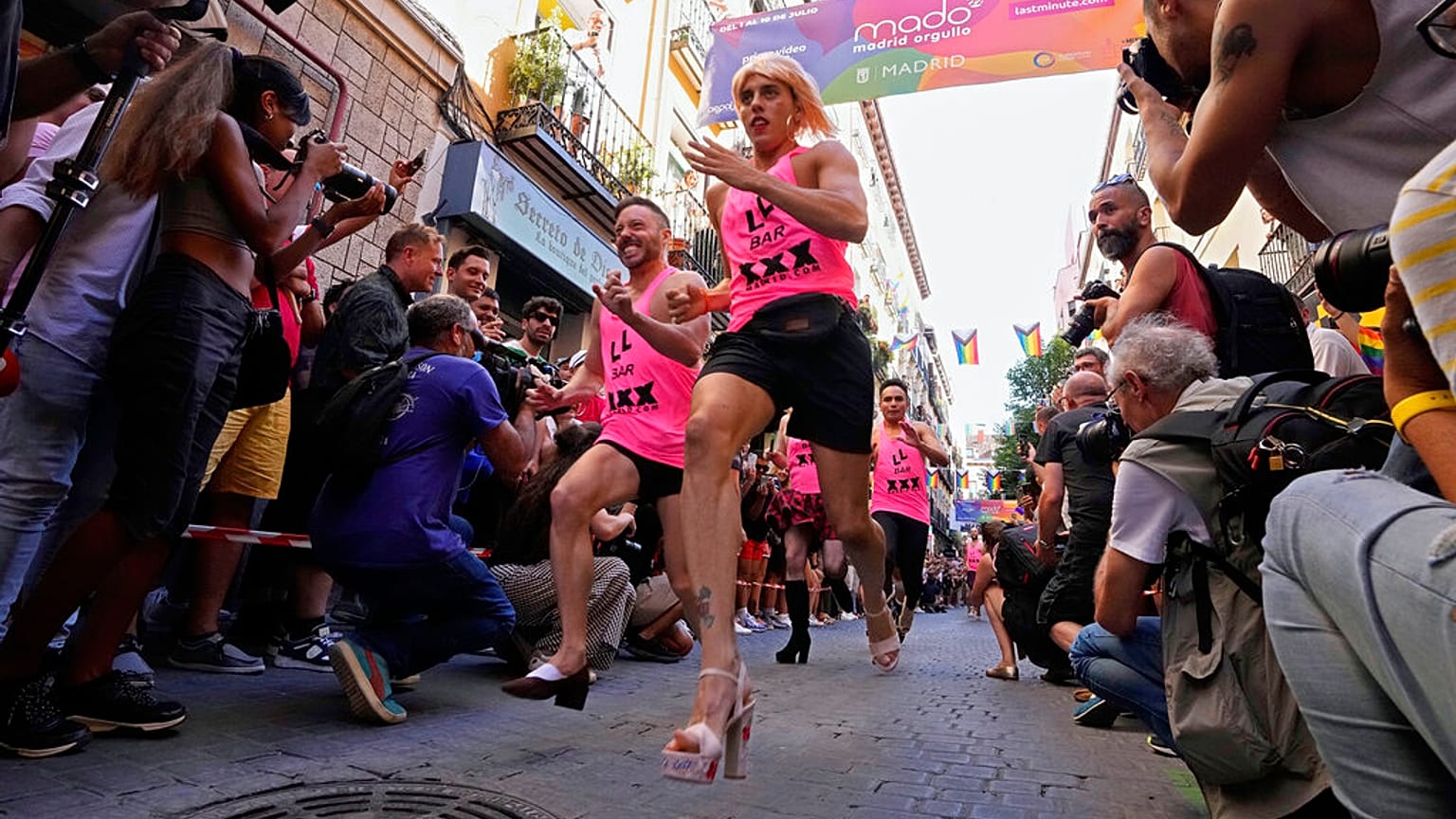 Des participants prennent part à une course en talons hauts dans le quartier de Chueca à Madrid, en Espagne, lors de la semaine de la fierté, le jeudi 7 juillet 2022. 