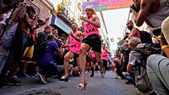 Des participants prennent part à une course en talons hauts dans le quartier de Chueca à Madrid, en Espagne, lors de la semaine de la fierté, le jeudi 7 juillet 2022. 