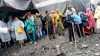 حجاج هندوس عالقون بسبب السيول في كشمير