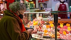 Ηλικιωμένη ψωνίζει τρόφιμα στην Φλωρεντία