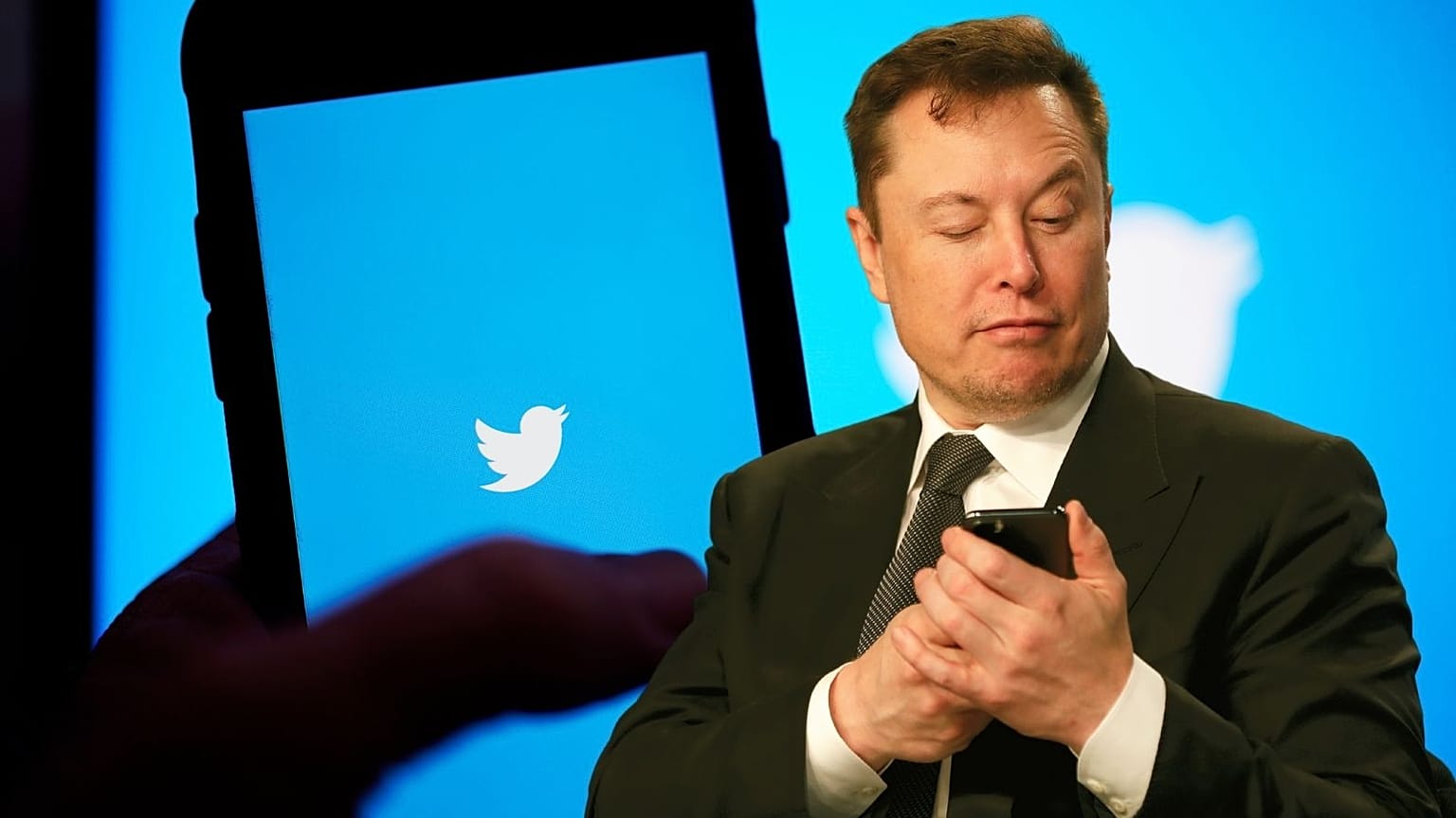 Elon Musk says he's pulling out of his $44 billion (€43.2 billon) deal to buy Twitter, arguing that "multiple provisions" of the agreement have been breached. 