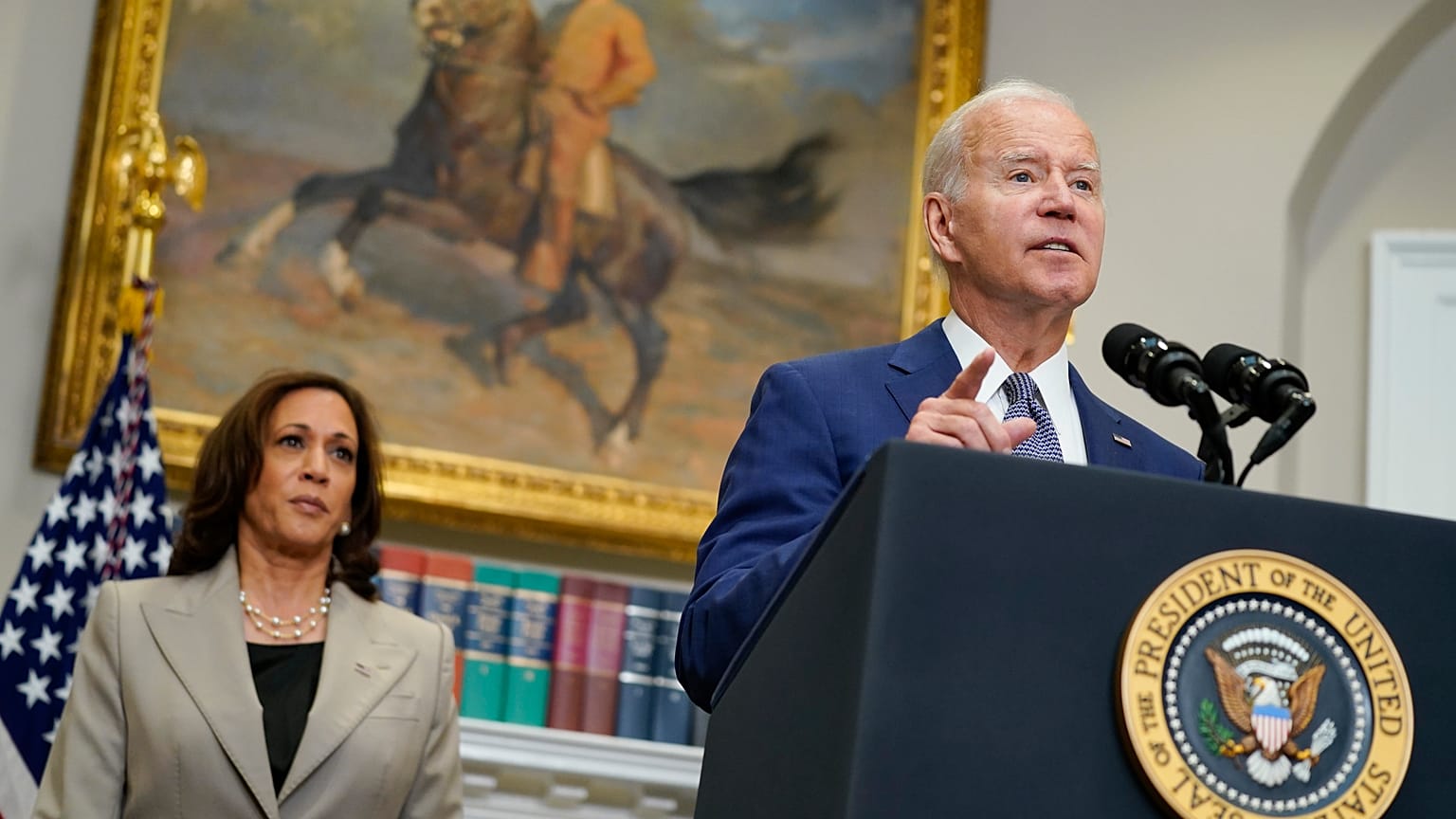 Joe Biden miután aláírta az elnöki rendeletet