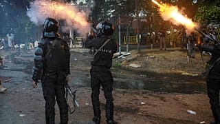Sicherheitskräfte gehen gegen Demonstrierende vor