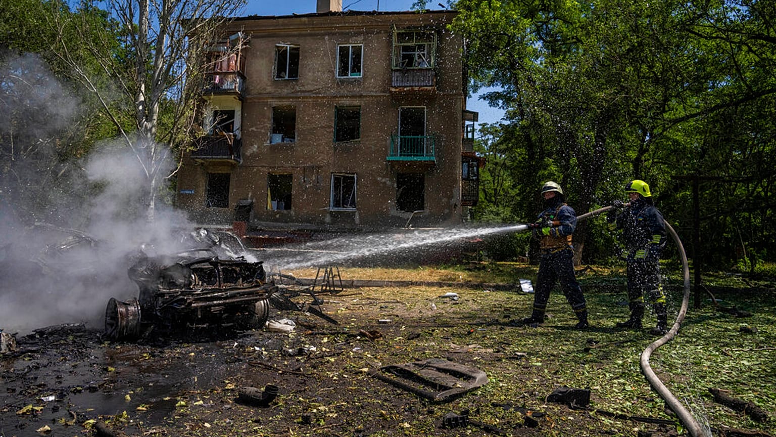 Bomberos tratan de apagar un coche incendiado tras un bombardeo en Kramatorsk, en la región ucraniana de Donetsk