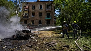 Bomberos tratan de apagar un coche incendiado tras un bombardeo en Kramatorsk, en la región ucraniana de Donetsk