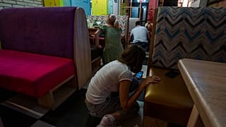 Menschen suchen Schutz während eines Bombeneinschlags in Kramatorsk, Region Donezk, Ostukraine