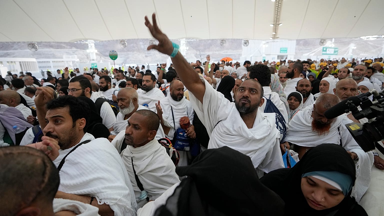  الحجّاج يرمون جمرة العقبة الكبرى