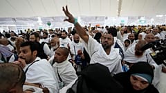  الحجّاج يرمون جمرة العقبة الكبرى