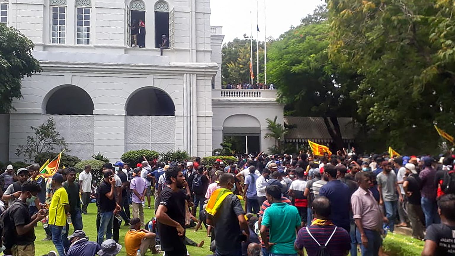 Sri Lanka'da neler oluyor? Derin ekonomik krizin yaşandığı ülkede aylardır protestolar sürüyor. Göstericiler Devlet Başkanlığı Sarayı'na girdi