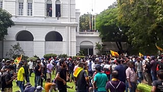 Sri Lanka'da neler oluyor? Derin ekonomik krizin yaşandığı ülkede aylardır protestolar sürüyor. Göstericiler Devlet Başkanlığı Sarayı'na girdi
