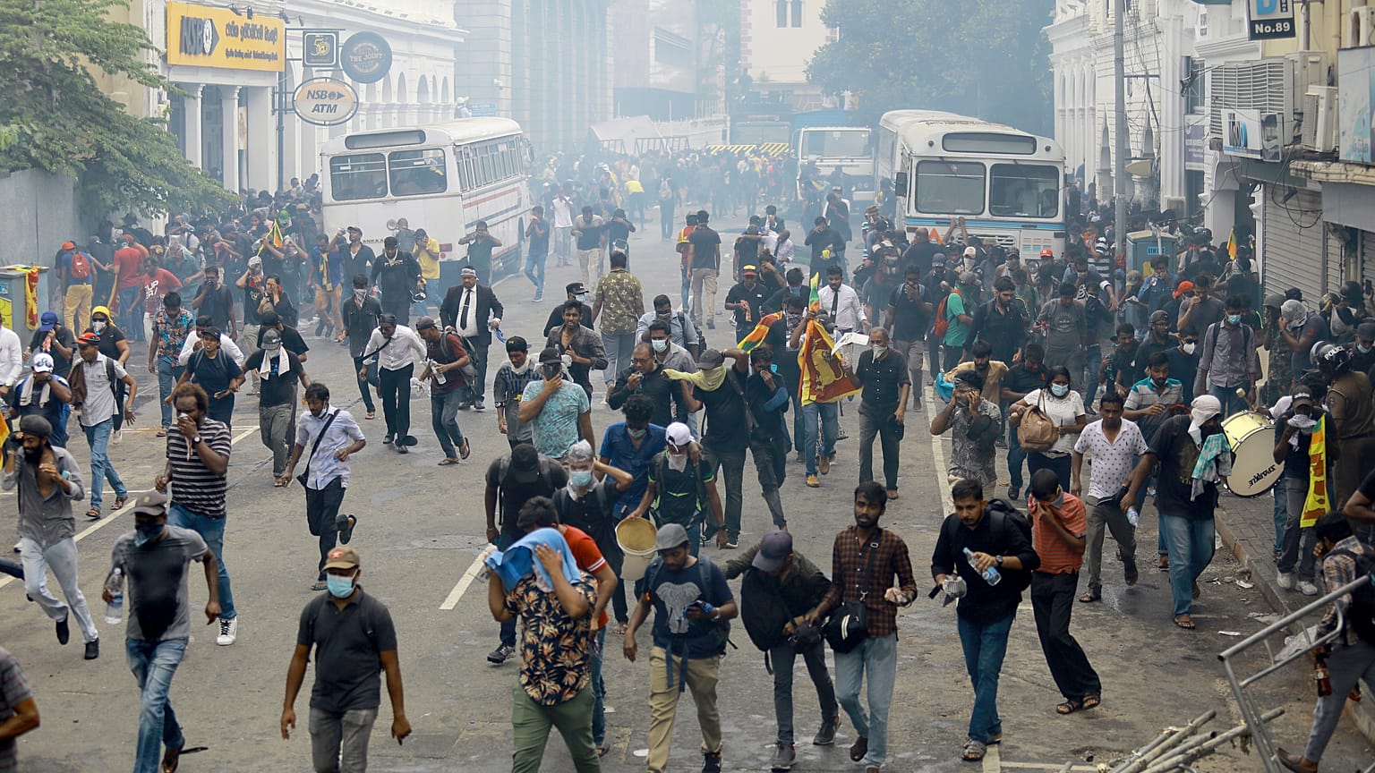 Manifestantes en las protestas en Colombo, Sri Lanka, para exigir la dimisión del presidente Gotabaya Rajapaksa