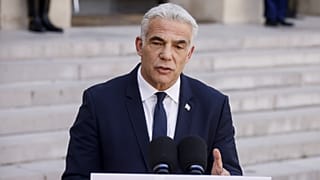 Jaír Lapid izraeli miniszterelnök párizsi sajtótájékoztatóján