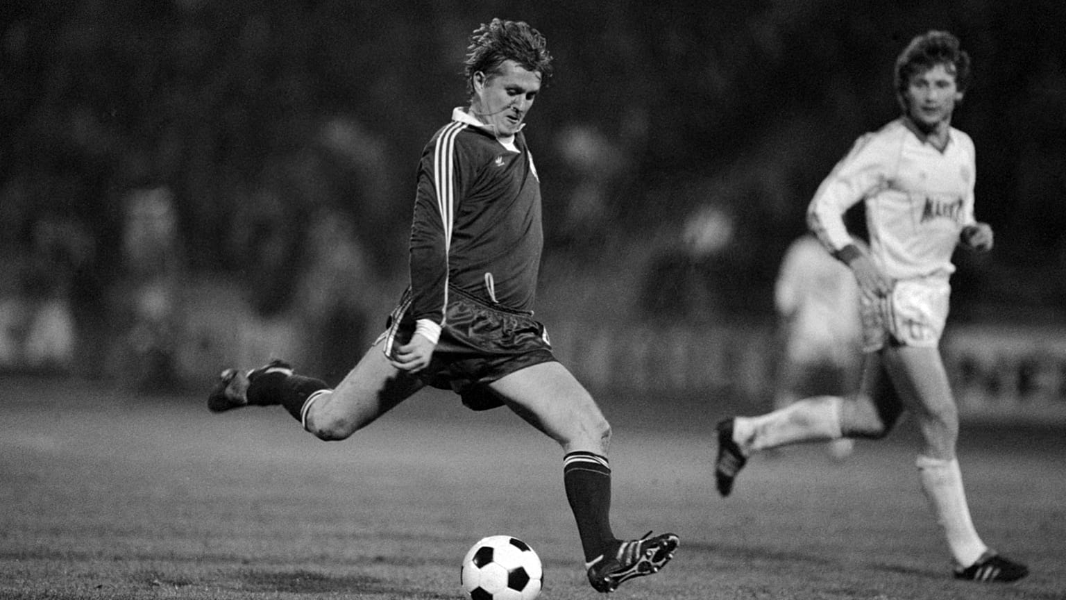 1984: Törőcsik András kapura lő Rubold Péter (FTC) mellől 
