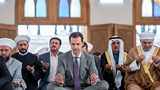 Halep'i iç savaştan bu yana ilk kez resmen ziyaret eden Beşar Esad Emevi Camisi'nde