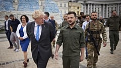 Johnson június közepén KIjevben, Zelenszkij ukrán elnökkel