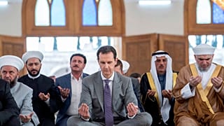 الرئيس السوري بشار الأسد يؤدي صلاة عيد الأضحى في حلب