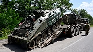 Des véhicules blindés britanniques arrivent dans le Donbass, en Ukraine, le 9 juillet 2022. 