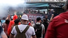 Multidões dançam nas ruas de Berlim no desfile "Rave the Planet".