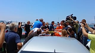 Ο ένας εκ των αγνοουμένων περικυκλωμένος από κόσμο