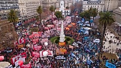 Arjantin'de hükümetin politikalarını ve yaşanan sosyo-ekonomik zorlukları protesto eden halk bağımsızlık günü kutlamalarında protesto yürüyüşü düzenledi.