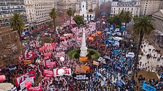 Arjantin'de hükümetin politikalarını ve yaşanan sosyo-ekonomik zorlukları protesto eden halk bağımsızlık günü kutlamalarında protesto yürüyüşü düzenledi.