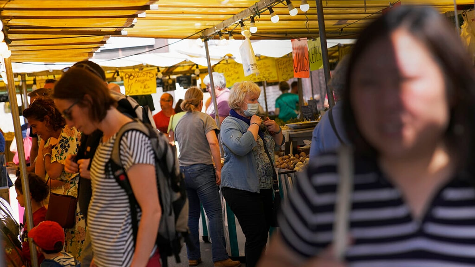Menschen auf dem Markt in Versailles bei Paris