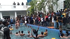 Zahlreiche Menschen halten den Präsidentenpalast in Colombo weiter besetzt.