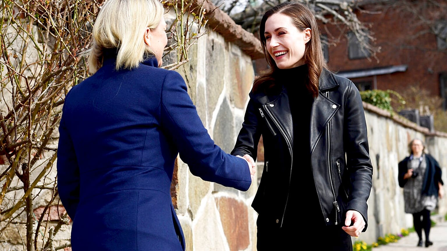 Finnlands Regierungschefin Sanna Marin (rechts) im April 2022 in Schweden