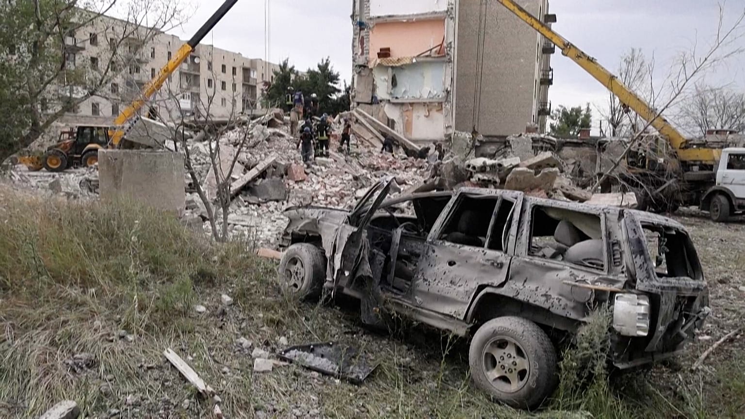Ukraine: at least fifteen killed in strike on apartment building in Chasiv Yar town