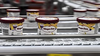 Becher der US-amerikanischen Eismarke Häagen-Dazs auf einer Produktionsstraße in einem Werk in Tilloy-les-Mofflaines, Nordfrankreich.