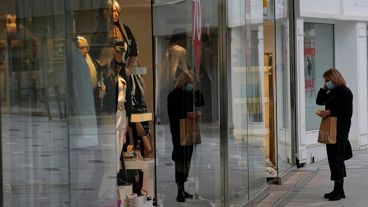 ARCHIVO - Una mujer con una mascarilla en una calle comercial principal de la capital Nicosia, Chipre, miércoles, 19 de enero de 2022