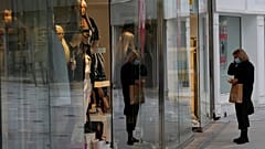 ARCHIVO - Una mujer con una mascarilla en una calle comercial principal de la capital Nicosia, Chipre, miércoles, 19 de enero de 2022