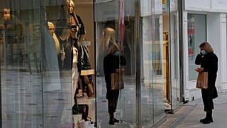 ARCHIVO - Una mujer con una mascarilla en una calle comercial principal de la capital Nicosia, Chipre, miércoles, 19 de enero de 2022
