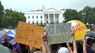 Un millier de personnes étaient rassemblées devant la Maison Blanche à Washington (Etats-Unis)