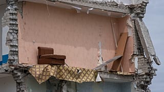 Nur ein Sofasessel ist übrig nach dem Einschlag einer russischen Rakete in einem Wohnblock in Tschassiw Jar