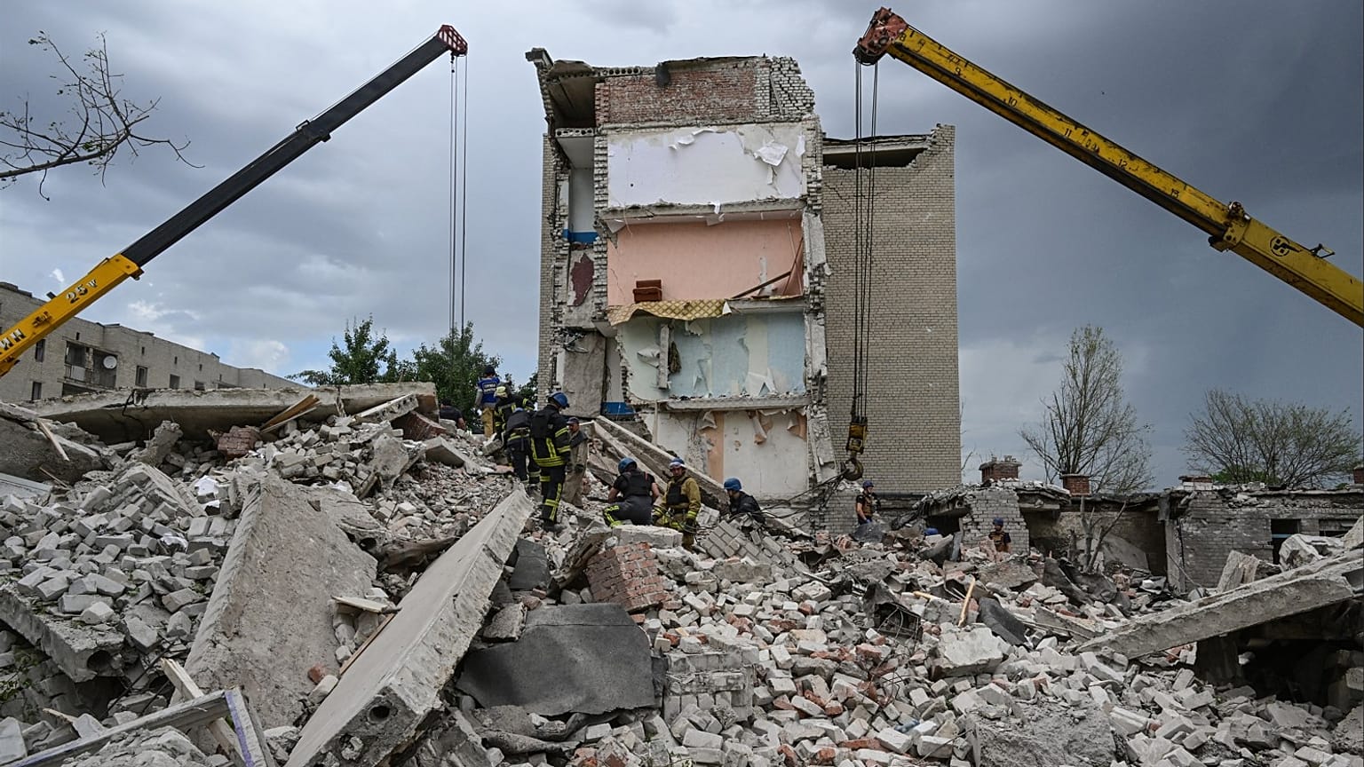 Al menos 15 personas murieron cuando un misil ruso impactó en este edificio de apartamentos en la ciudad de Chasiv Yar, Ucrania, 10/7/2022