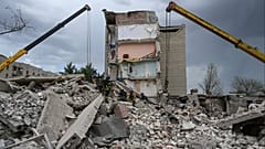 Prédio bombardeado em Chasiv Yar, na Ucrânia