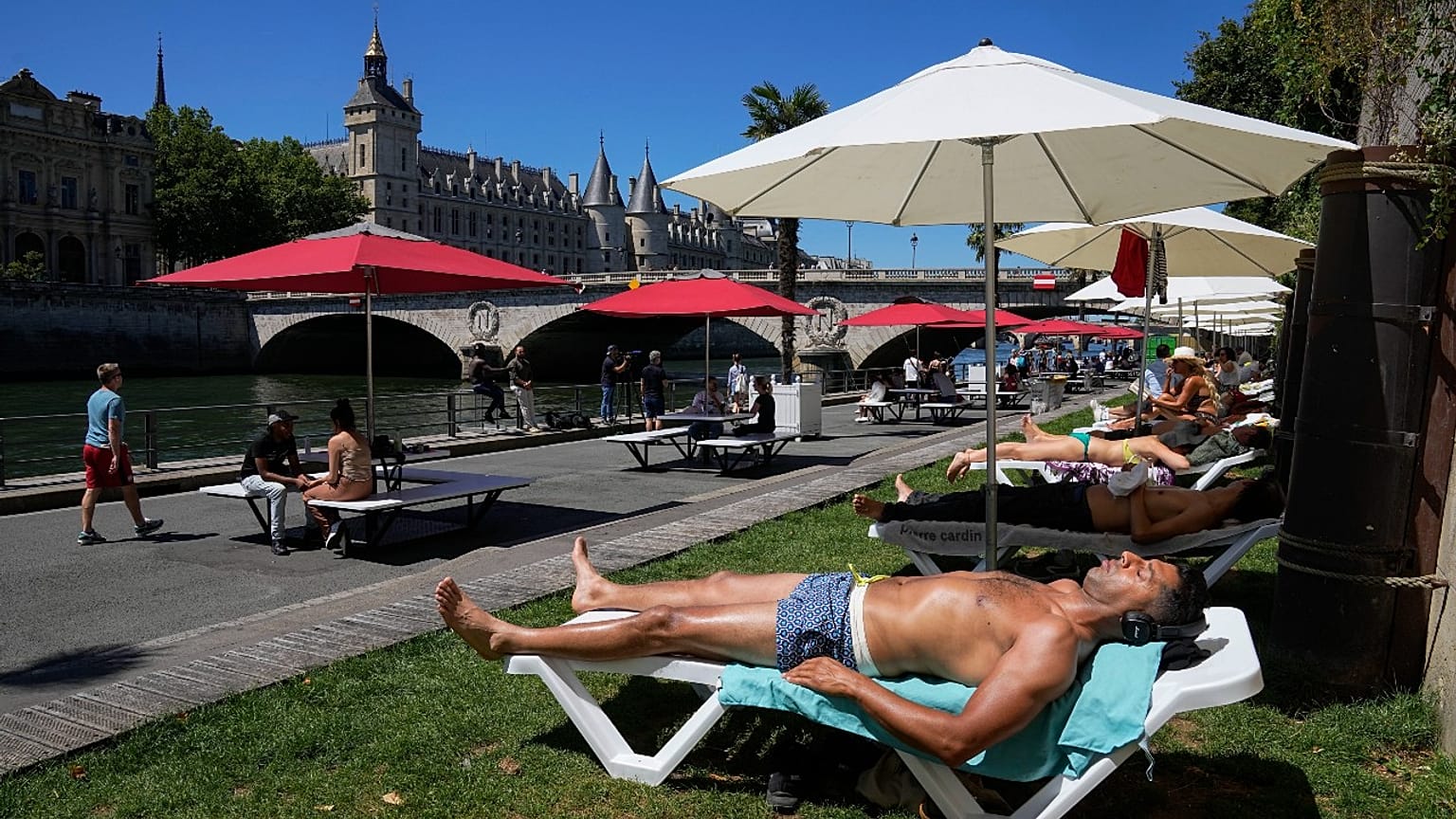 Sonnenschirme an der Seine - so schön wird der Sommer in Paris