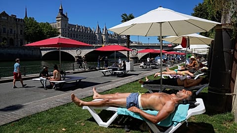 Sonnenschirme an der Seine - so schön wird der Sommer in Paris