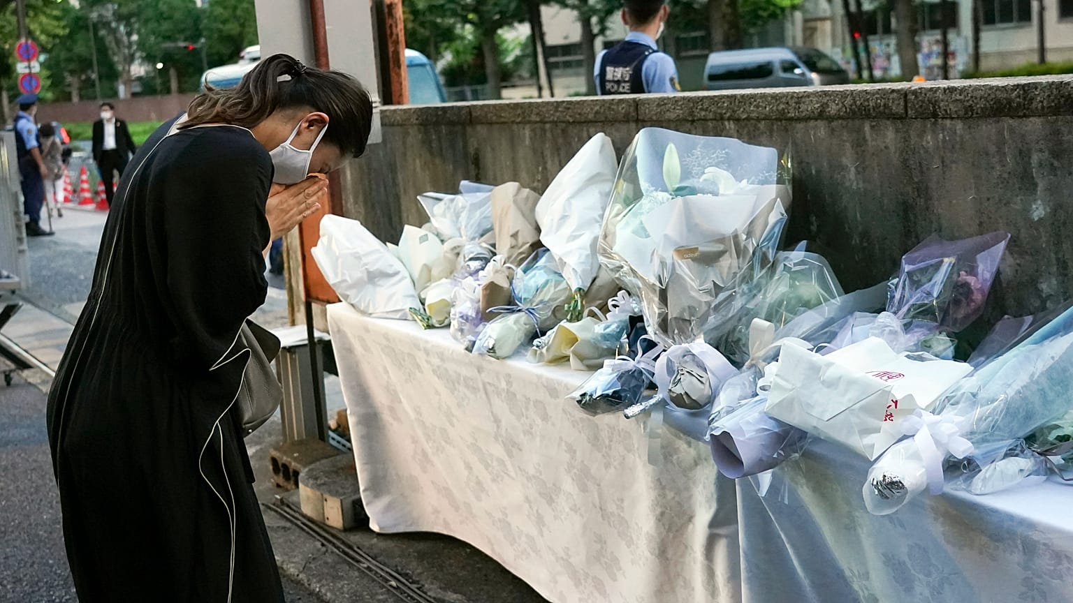 Trauernde legt Blumen vor der Parteizentrale der LDP nieder