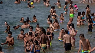 شاطئ في برشلونة، إسبانيا، مكتظ بسبب الحر، يوم الجمعة 17 يونيو 2022