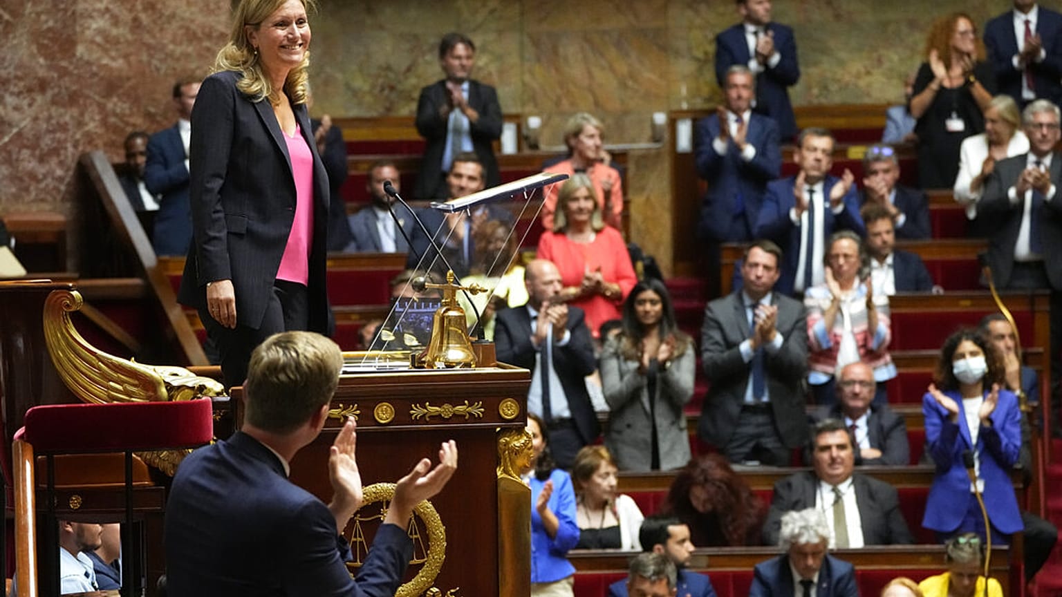 Yaël Braun-Pivet, que foi eleita Presidente da Assembleia Nacional francesa, é a primeira mulher a ser nomeada para este cargo em França 